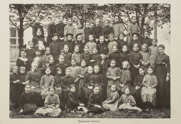Усачевско-Чернявское женское училище. 1911–1912. [Фотоальбом] / Фот. Ж. Дэвид. [М., 1910-е].
